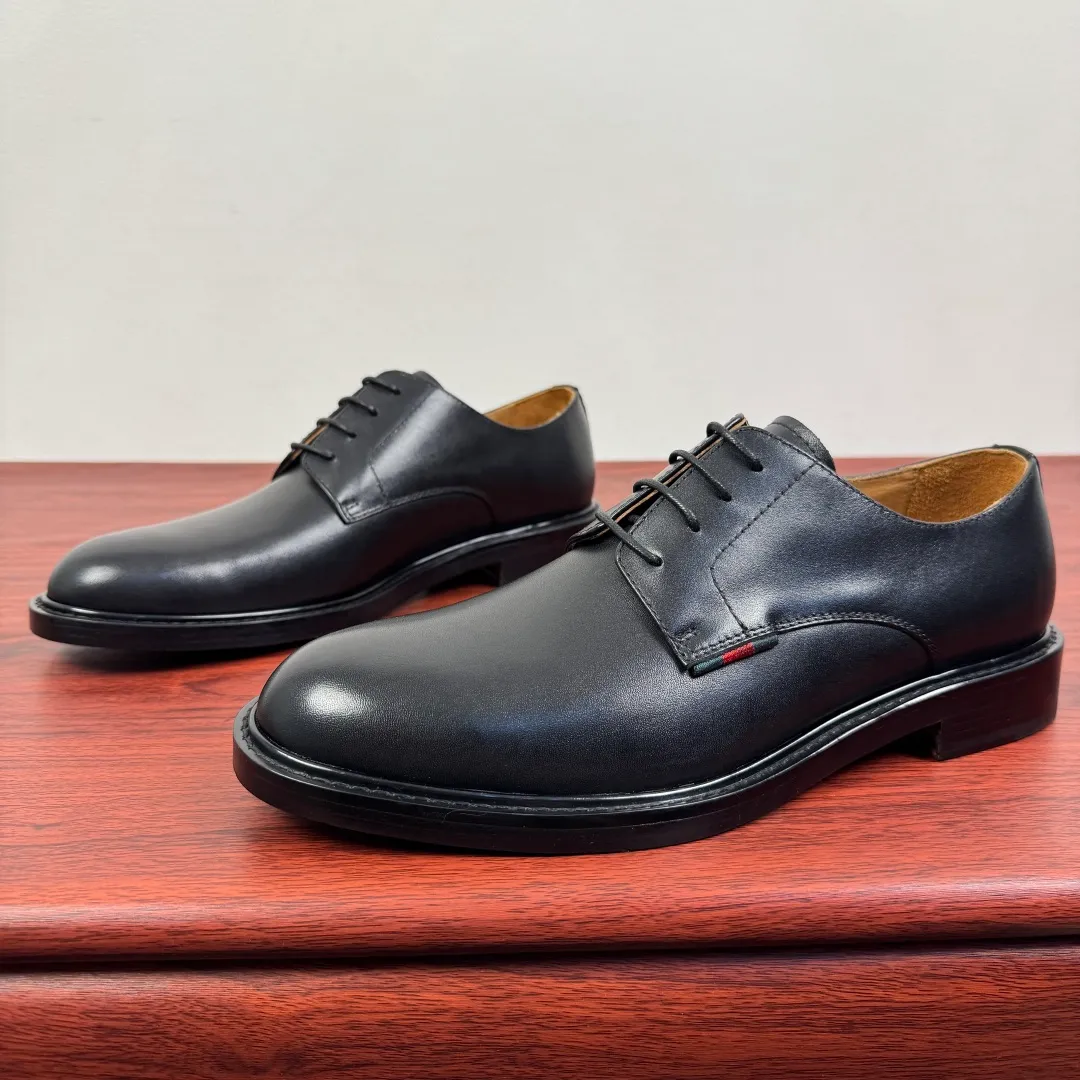 Batch 980 Gucci/Gucci new autumn men's lace-up derby shoes! Crafted from smooth, glossy cow leather, these lace-up shoes have an elegant and sophisticated silhouette that reflects the brand's classic elegance. European style last type Precisely cut upper from a whole piece of leather High-quality leather material with full texture Excellent gloss Excellent toughness, classic red and green webbing decoration Layered splicing design style, loose sneakers Native dyed calfskin lining Uniform and fine perforations, soft and comfortable Thickened leather outsole, composite rubber sole at the heel, excellent foot comfort, wear-resistant and non-slip, the first choice for light luxury, versatile for the foot, comes with a full set of packaging! Size: 39-40-41-42-43-44 leather shoe size (can be customized to 38.45.46) Item number: 812142 Cowhide